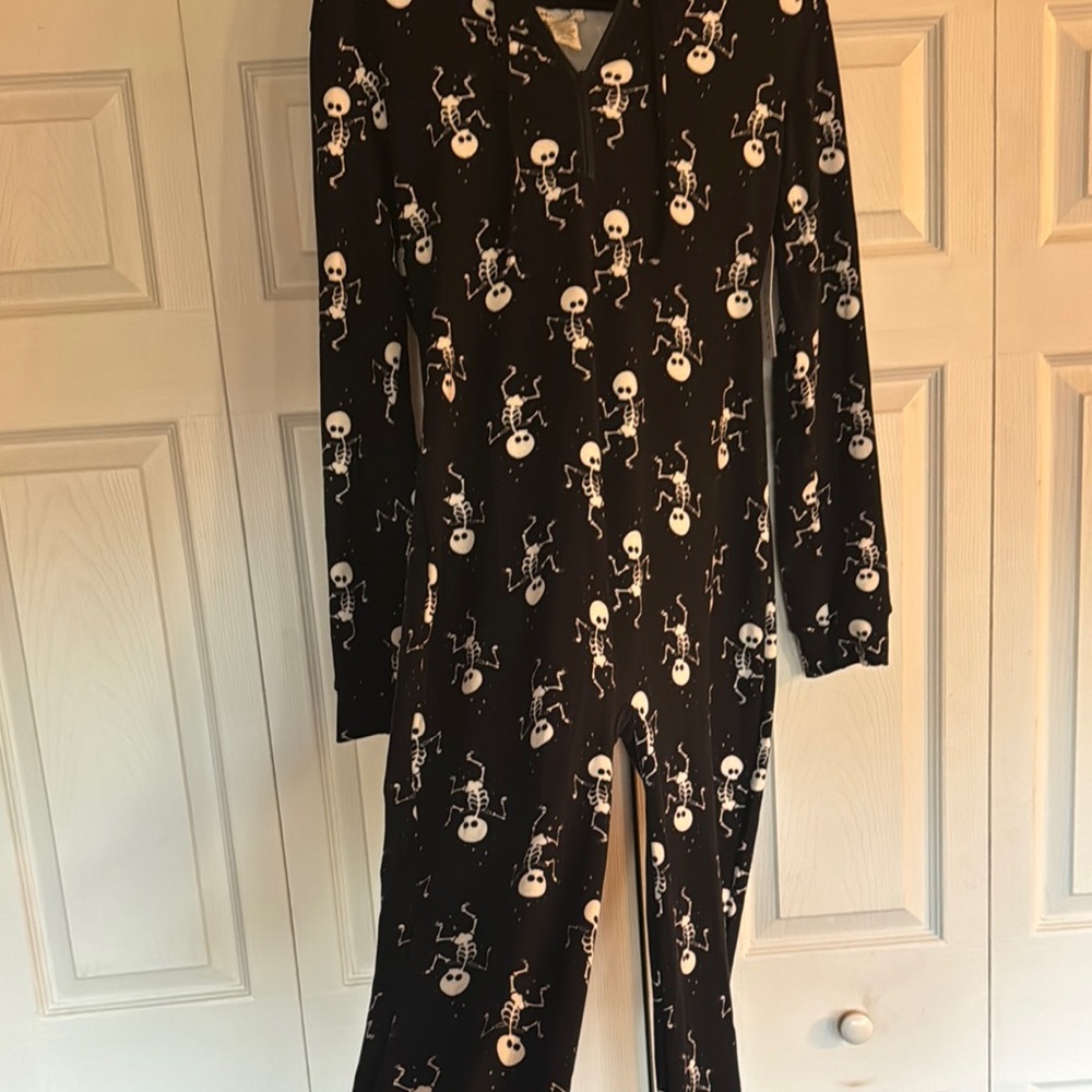 SHOSHO ONSIE LOUNGEWEAR / PAJAMA Black and White Skull Print 1/4 zip - Picture 5 of 11